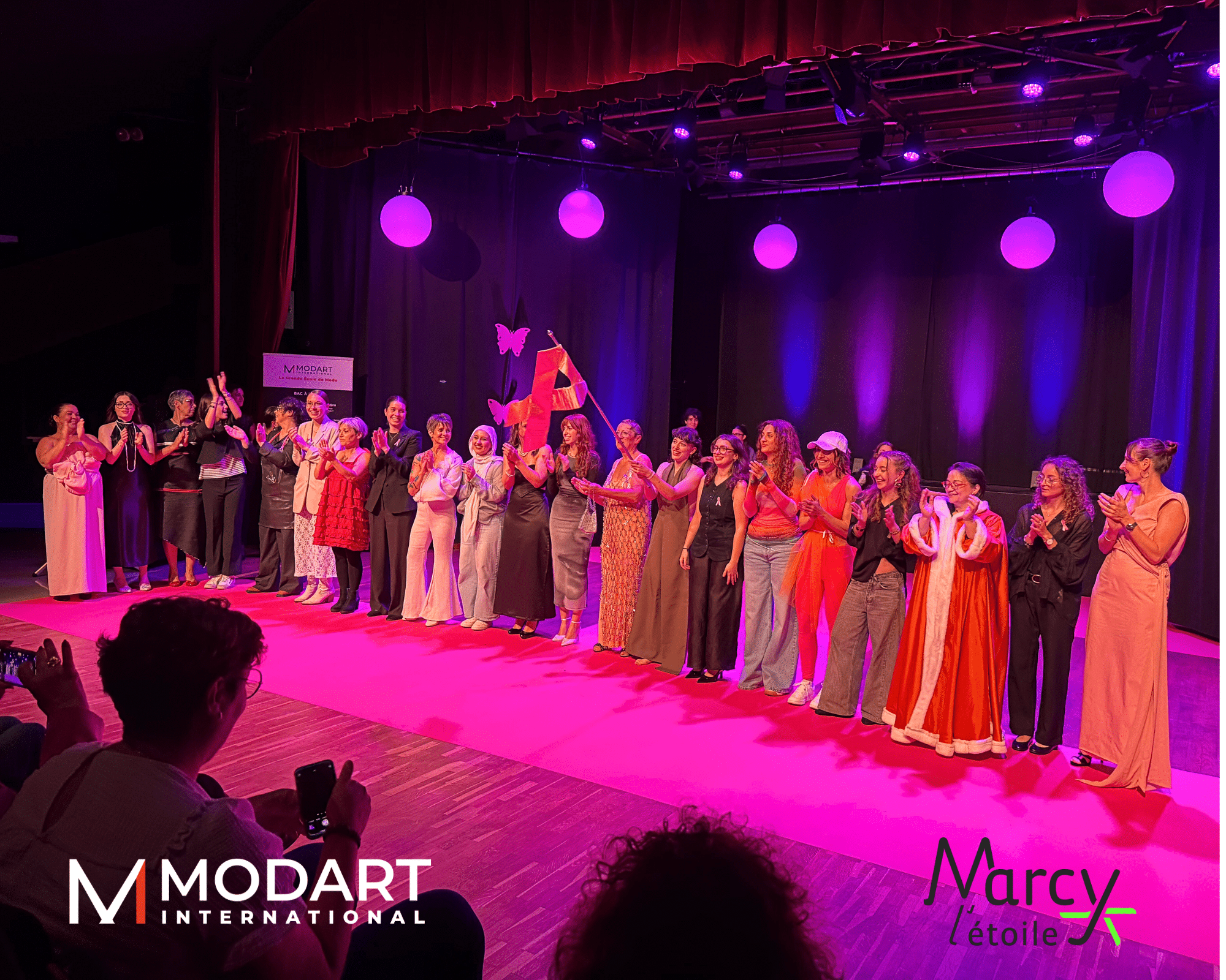 Les Modart pendant le défilé octobre rose de Marcy l'étoile