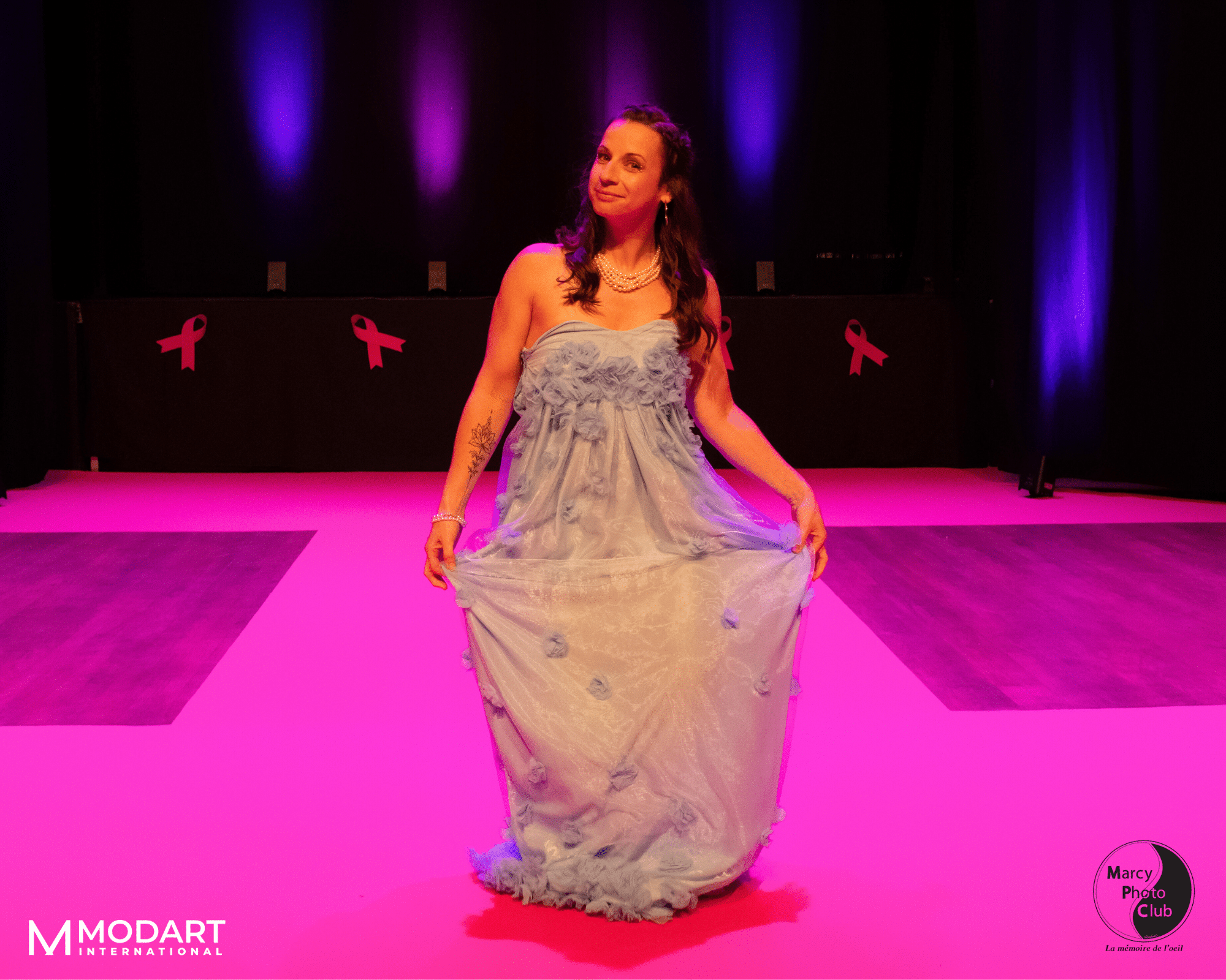 Les mannequins défilent avec les tenues réalisées par les étudiantes Modart pour le défilé octobre rose de Marcy l'étoile. 