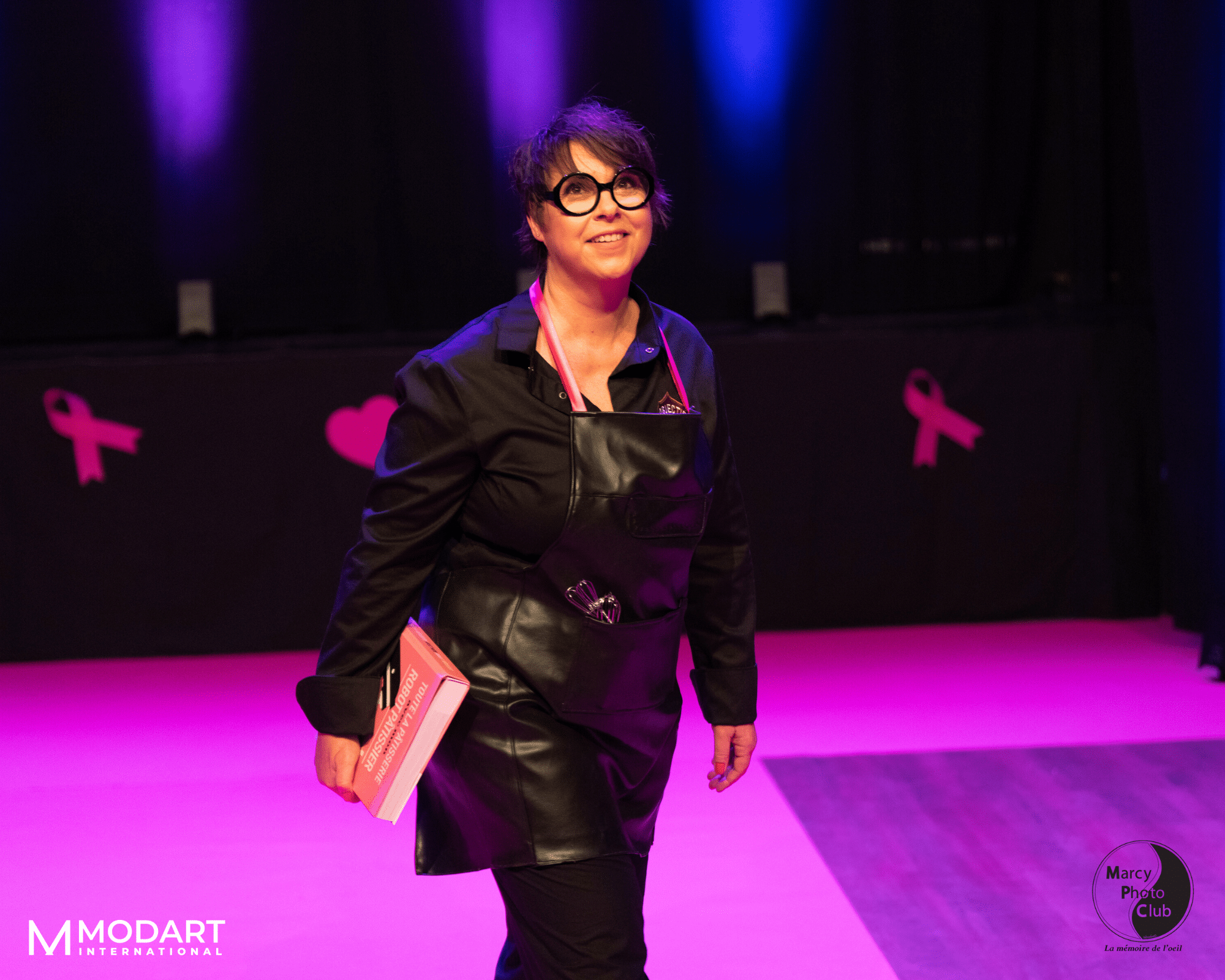 Les mannequins défilent avec les tenues réalisées par les étudiantes Modart pour le défilé octobre rose de Marcy l'étoile. 