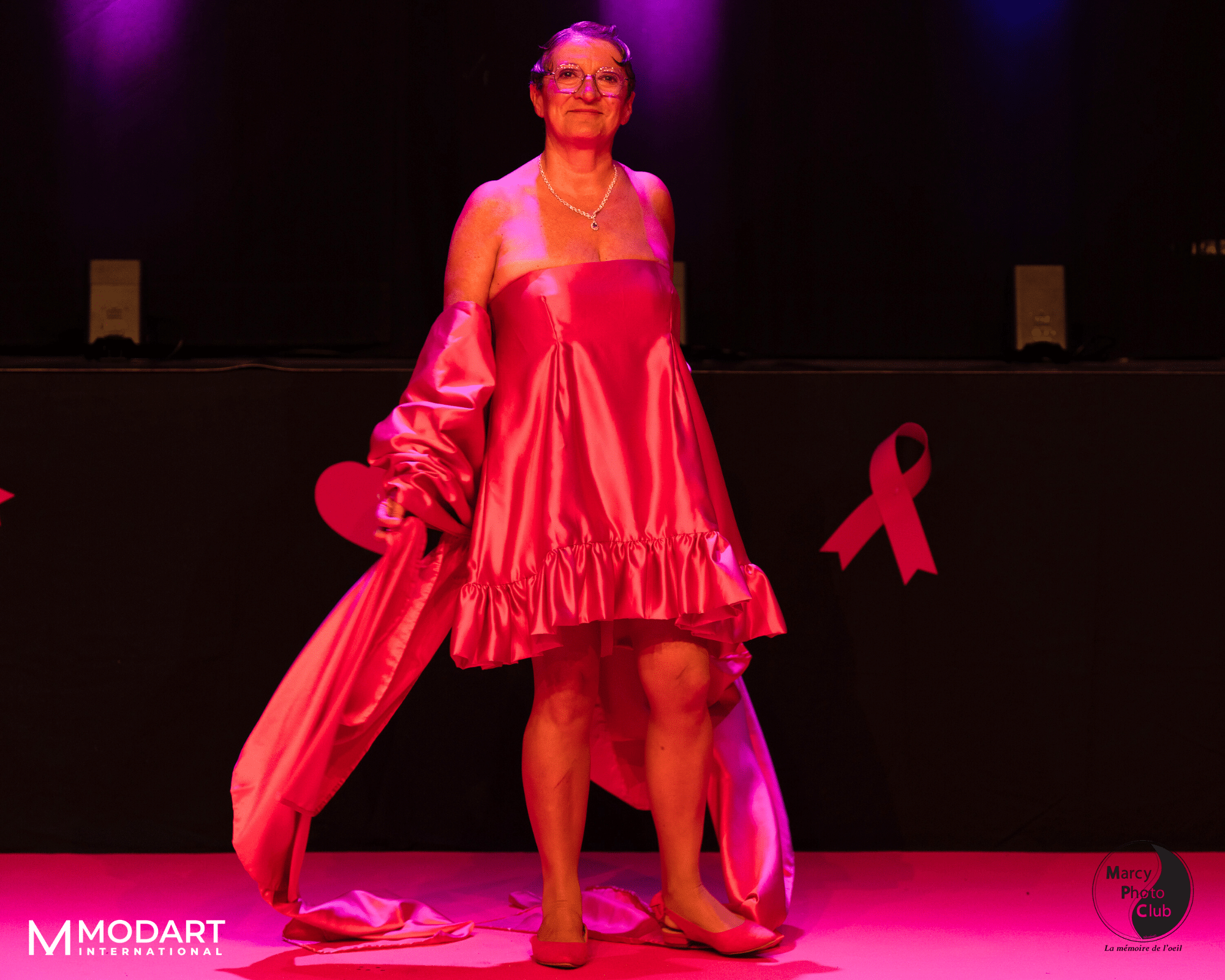 Les mannequins défilent avec les tenues réalisées par les étudiantes Modart pour le défilé octobre rose de Marcy l'étoile. 