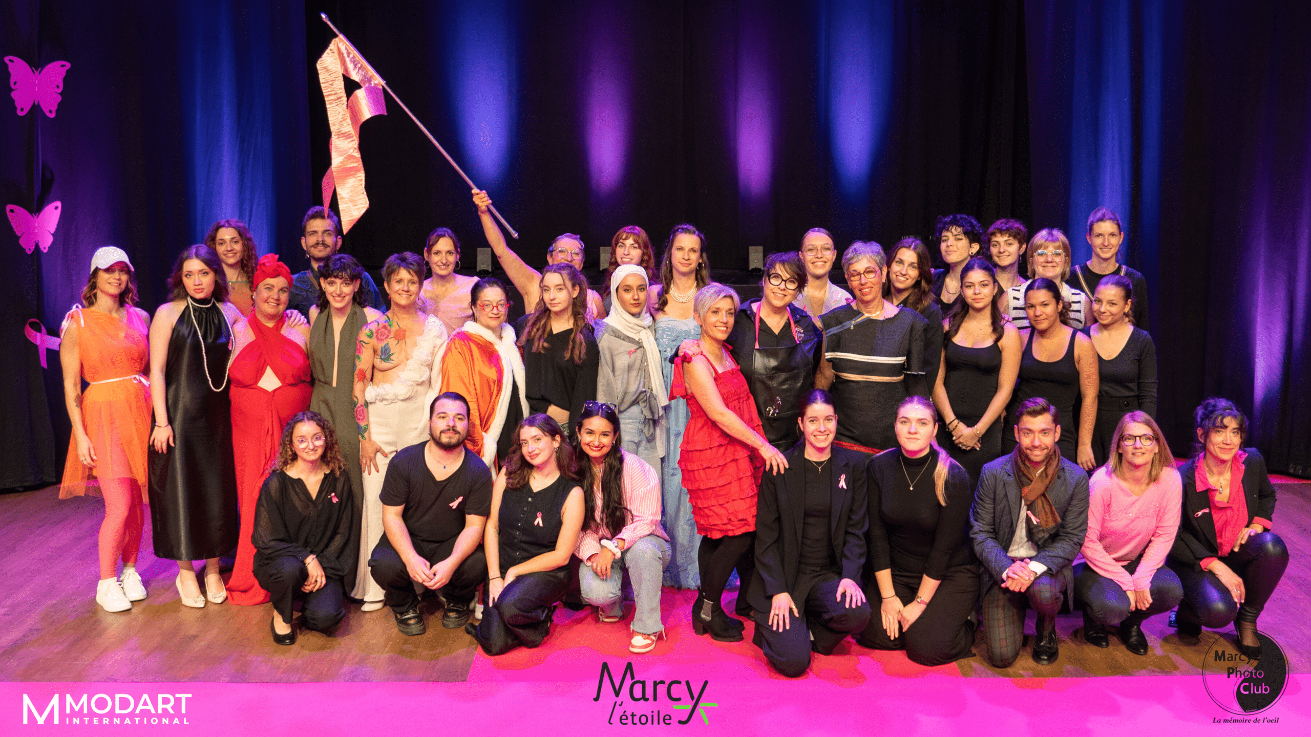 Les étudiantes de Modart, leurs modèles et les équipes ayant travaillé sur le défilé d'octobre rose de Marcy l'étoile