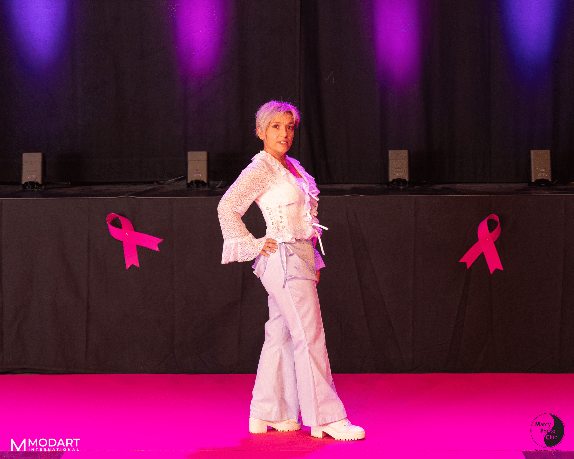 Les mannequins défilent avec les tenues réalisées par les étudiantes Modart pour le défilé octobre rose de Marcy l'étoile. 